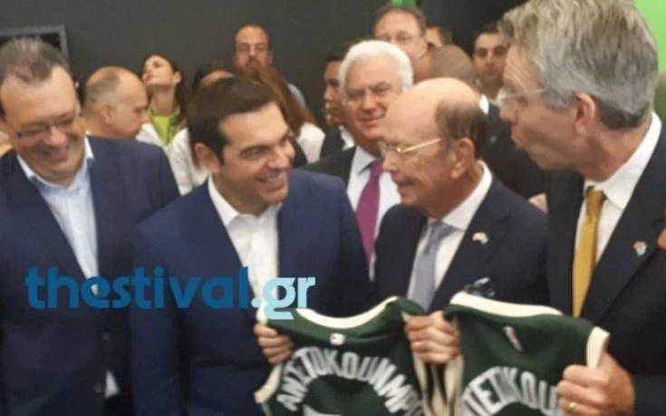 ΔΕΘ: Δώρισαν φανέλα του Αντετοκούνμπο σε Τσίπρα, Ρος και Πάιατ (βίντεο)